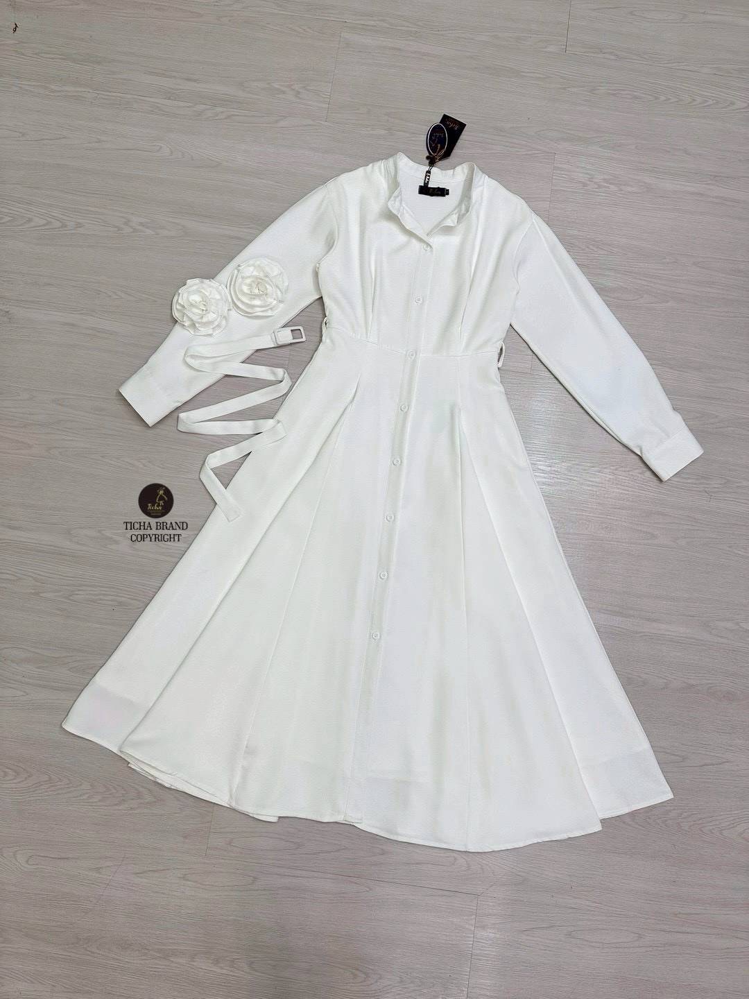 Maxiเดรสคอจีนแขนยาว สีขาว ทรงสวย มีเข็มกลัดดอกไม้3Dดอกใหญ่ที่ปลายแขน เพิ่มมิติให้กับชุด ช่งกระโปรงพริ้วสวย ด้านหน้าแต่งกระดุมเรียงยาวใช้งานได้จริง และมาคู่เข็มขัดใส่ปรับเข้ารูปให้ทรงสวย ใส่สบาย : สินค้าคุณภาพ (พร้อมส่ง)