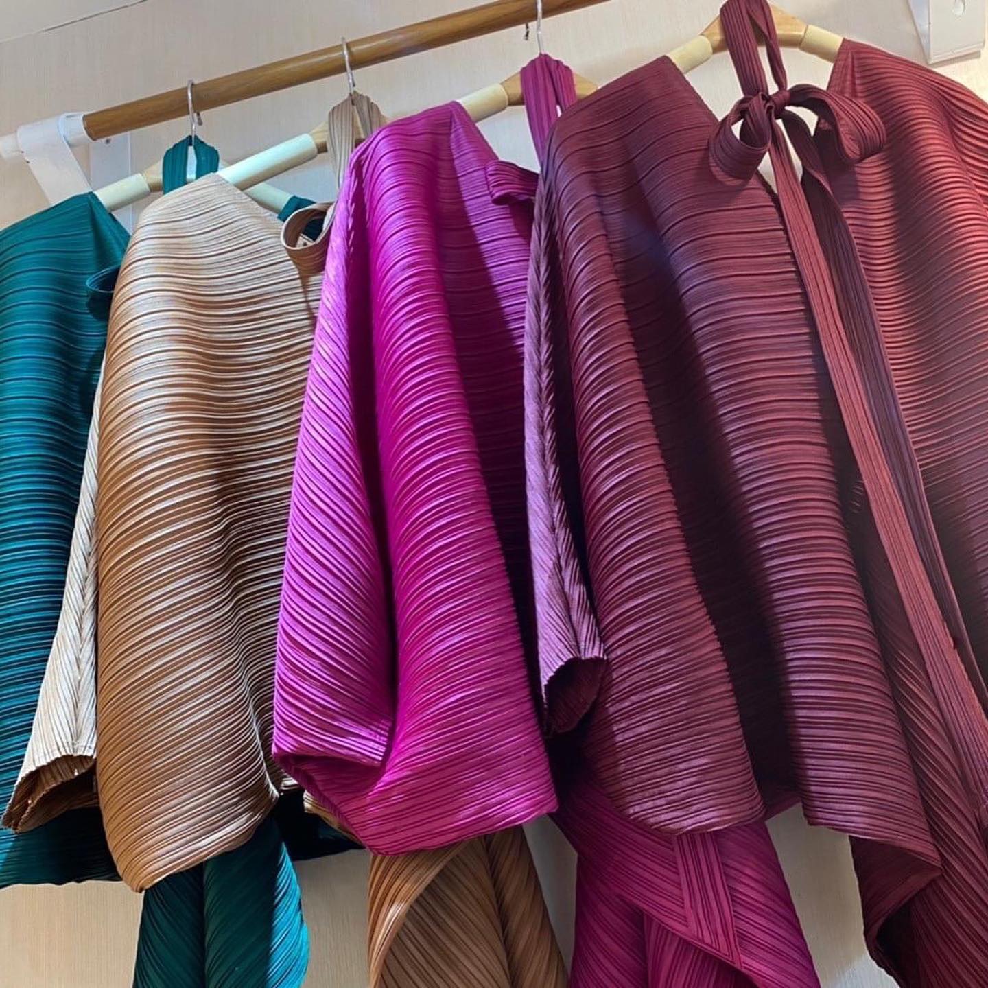 Dress อัดพลีท 100% งานนำเข้า เนื้อเดียวกับงานแบรนด์ 🤗 ดีไซด์ตัวยาว แขนผีเสื้อ 🦋 อัดพลีทแน่นๆ เพิ่มความหรู สินค้าคุณภาพ (พร้อมส่ง)