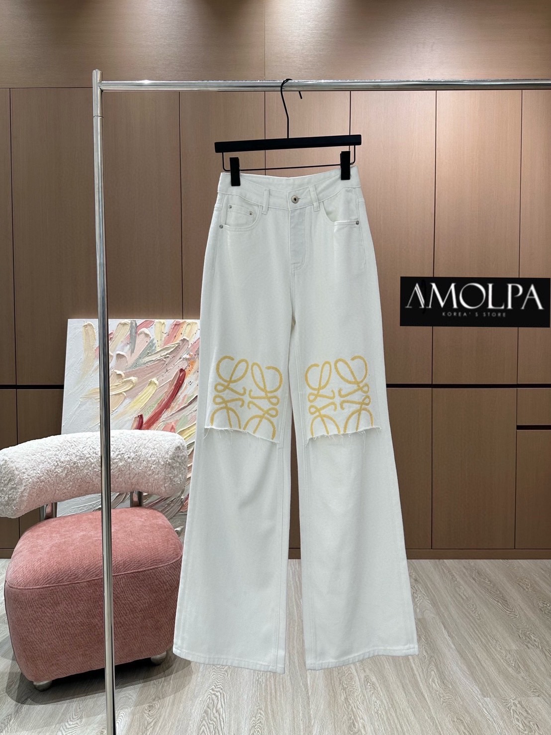 กางเกงขายาว LOEWE DENIM งานสวยยยม๊ากกก ช่วงเข่า LOGO LOEWE งานไฮเอนชนช๊อป ด้านหลังปักแผ่นหนังLOEWE ใส่สบาย : สินค้าคุณภาพ (พร้อมส่ง)