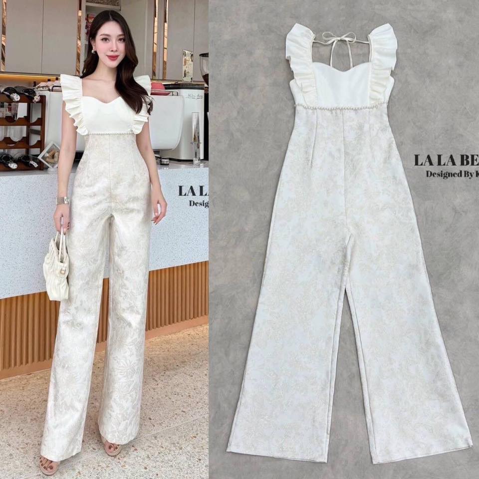 จั้มสูทผ้าทอลายผีเสื้อแขนระบายจับจีบมีสายผูกโบว์หลังอกหัวใจเสริมฟองน้ำแน่นๆช่วงอกเป็นผ้าสูทอัดกาวอย่างดีใต้อกแต่งสายมุขรอบเอวช่วงกางเกงผ้าทออย่างดีมีความวิ้งๆช่วงเอวเก็บทรงอย่างดีมีซับในอัดกาวทั้งชุด ใส่สบาย : สินค้าคุณภาพ (พร้อมส่ง)