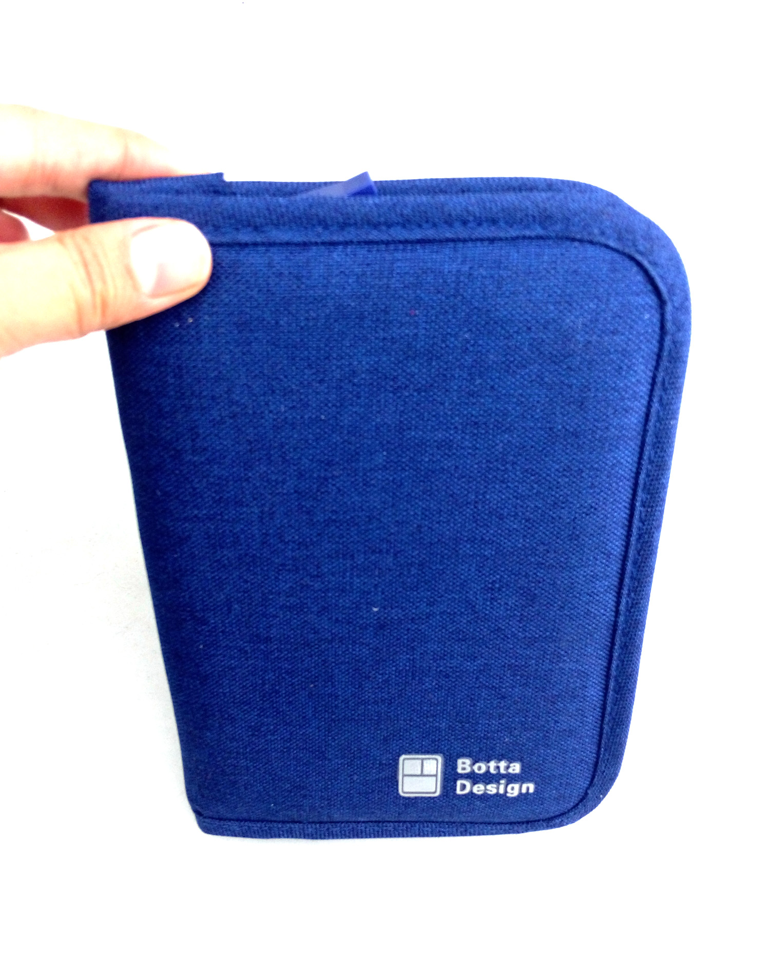 กระเป๋าใส่พาสปอร์ตสั้น กระเป๋าใส่หนังสือเดินทาง ขนาดกะทัดรัด ช่องเยอะ ใส่เอกสารสำคัญ ธนบัตร บัตรต่าง ๆ พกพาสะดวก ผลิตจากโพลีเอสเตอร์กันน้ำ คุณภาพดี