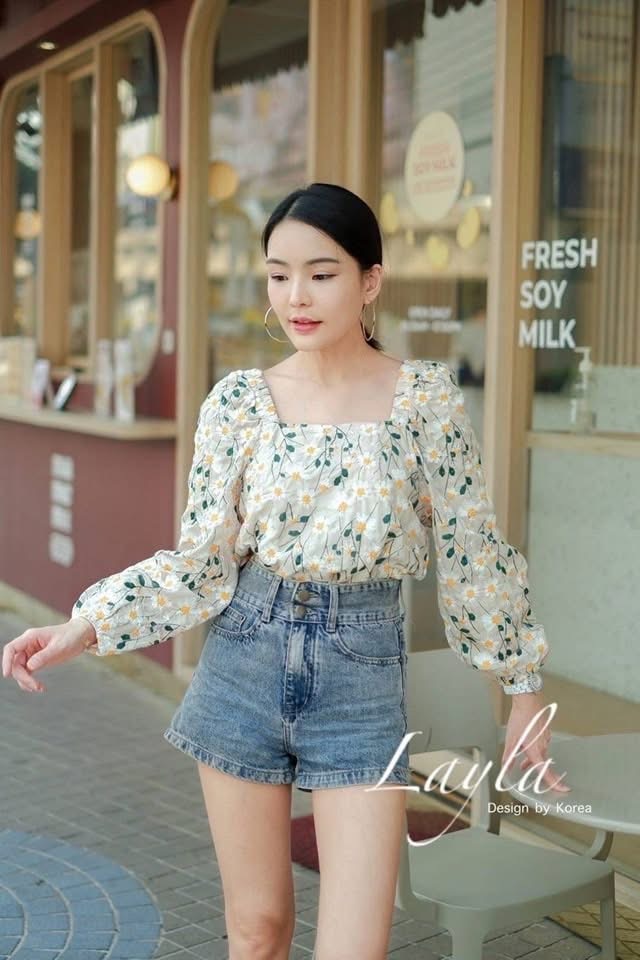 เสื้อปักลายดอกเดซี่แบบจุกๆ ทรงน่ารักคอเหลี่ยมแขนยาวพอง ผ้าดีใส่แล้วขึ้นทรงสวย งานมีซับในตัวนะคะ ใส่สบาย : สินค้าคุณภาพ (พร้อมส่ง)