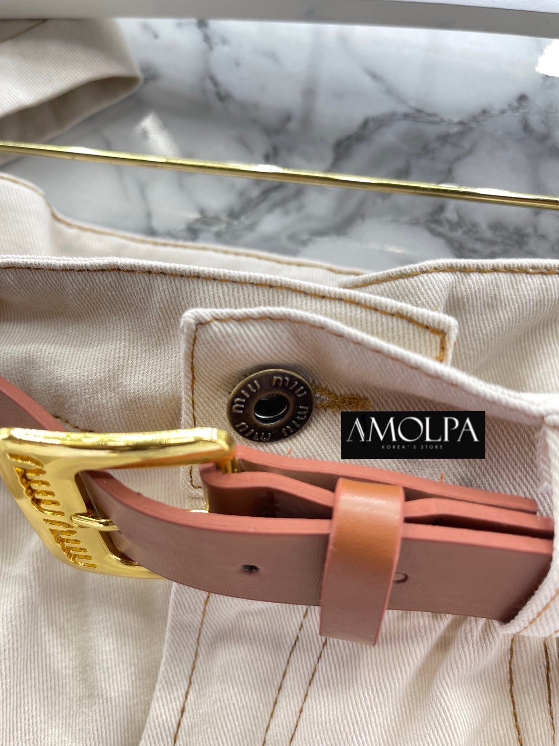 SET MIU MIU WITH BELT งานใหม่ 2024SS ตัวเสื้อเป็นเชิ้ต MIU MIU แขนสั้น ปักMIUMIUที่หน้าอก มาพร้อมกางเกงขาสั้น ใส่เข้ากันลงตัว + BELT ให้อีก 1 เส้น สินค้าคุณภาพ (พร้อมส่ง)