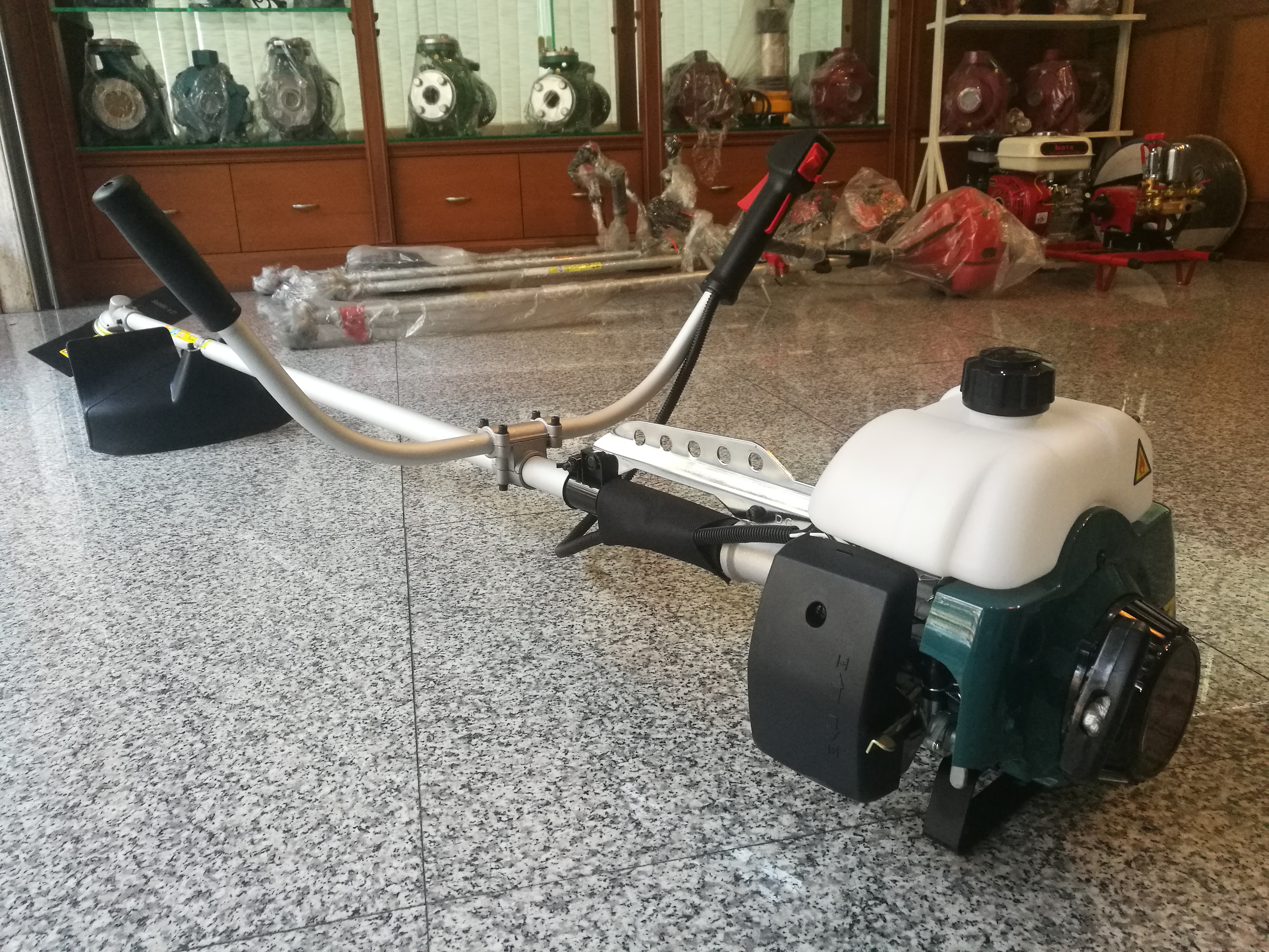 เครื่องตัดหญ้าสะพายบ่า ROBBIN (RBG-411)