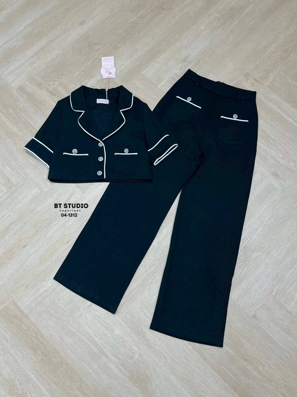 เซท 2 ชิ้น เสื้อเบเซอร์แขนสั้นคอปกกระดุมหน้า กระเป๋าใช้งานได้จริง แต่งแทบกุ้นติดกระดุมบนกระเป๋า มาพร้อมกางเกงขายาวกระเป๋าหน้าใช้งานได้จริง ใส่สบาย : สินค้าคุณภาพ (พร้อมส่ง)