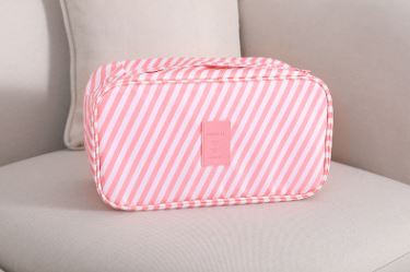 กระเป๋าใส่ชุดชั้นใน กางเกงชั้นใน มีกระเป๋าแยกเก็บ ผลิตจากโพลีเอสเตอร์กันน้ำ มีให้เลือก 9 ลาย