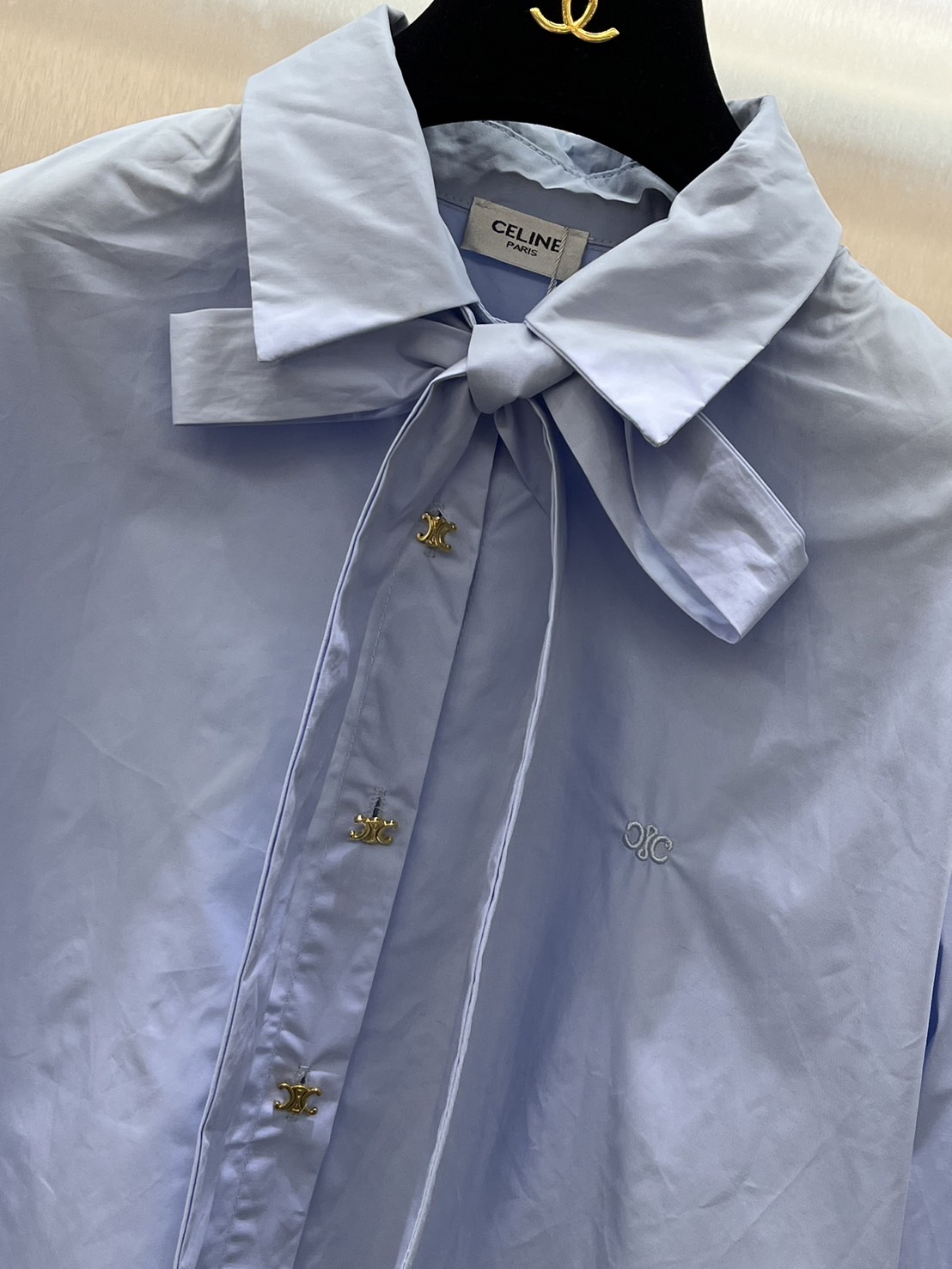 เสื้อเชิ๊ต CELINE งานสวย ผ้าดึมาก แต่งโบว์คอ กระดุมหน้าสีทอง งานสวยเกรดไฮเอ็น : สินค้าคุณภาพ (พร้อมส่ง)