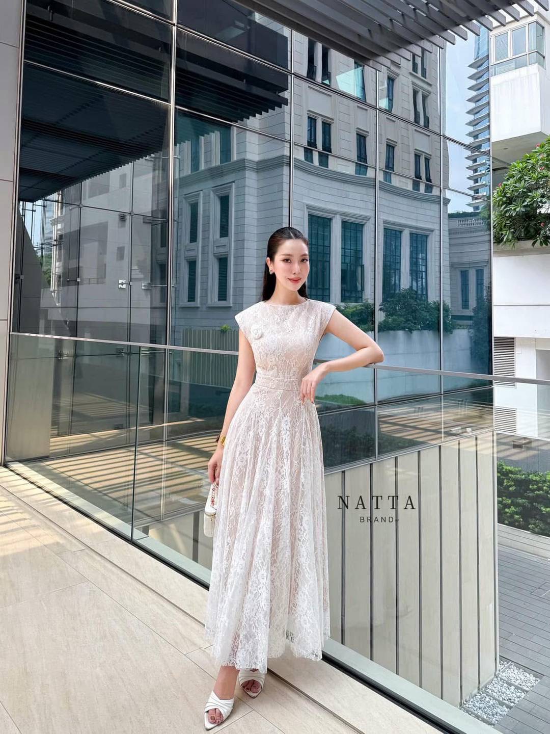 ชุดเดรสลูกไม้สีขาวยาว ตัดกับผ้าซับในสีเบจเพิ่มความหรูหรามากขึ้น เก็บทรงสวยมาก ดีเมลกระโปรงจับทรงสวยกำลังดี มีเข็มกลัดดอกไม้ให้ในชุด ผ้าซับในหนาอย่าง ใส่สบาย : สินค้าคุณภาพ (พร้อมส่ง)