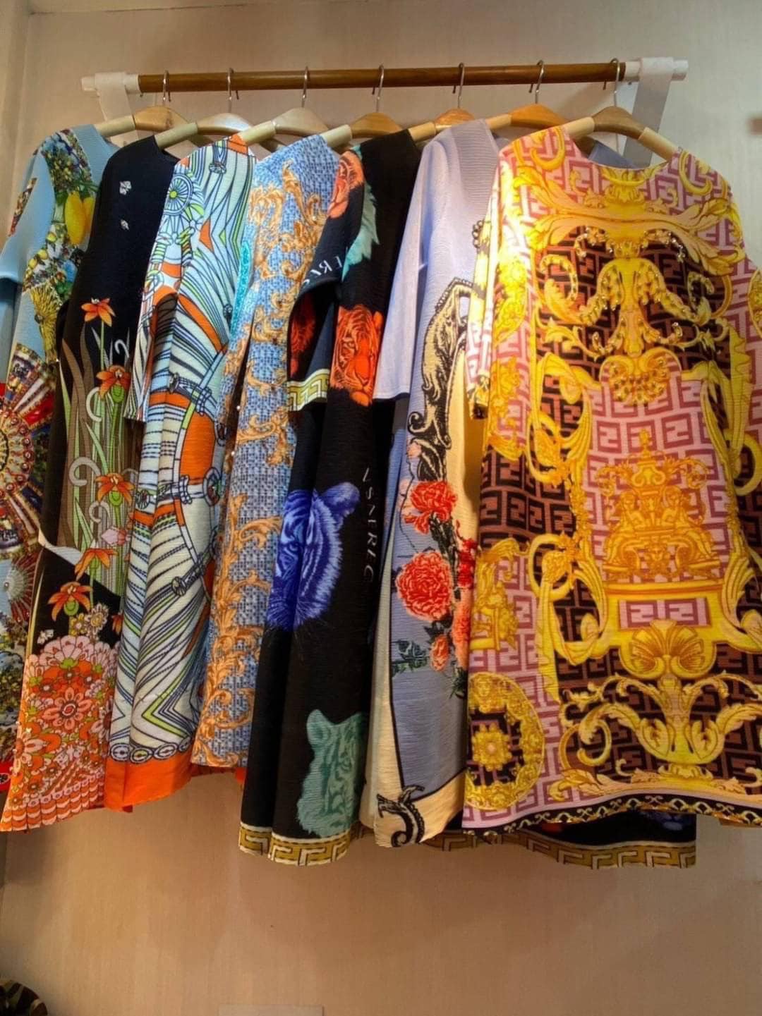 มินิเดรสอัดพลีท แพทเทิร์นคอกลม แขนยาว ลาย Brand งาน Intrend แบบ Premium 👍🏻 👍🏻 สินค้าคุณภาพ (พร้อมส่ง)