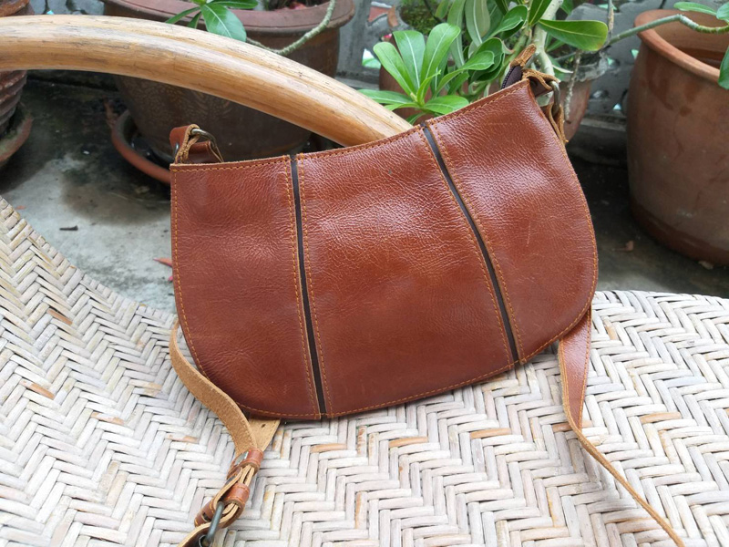 กระเป๋าสะพายหนังแท้ เรียบๆ แต่ดูดีมาก น่ารัก