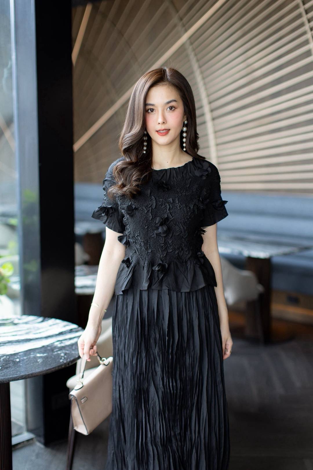 ชุดเซ็ทเสื้อ+กระโปรงอัดพลีทเปลือกไม้สุดเก๋ ใส่สบาย : สินค้าคุณภาพ (พร้อมส่ง)