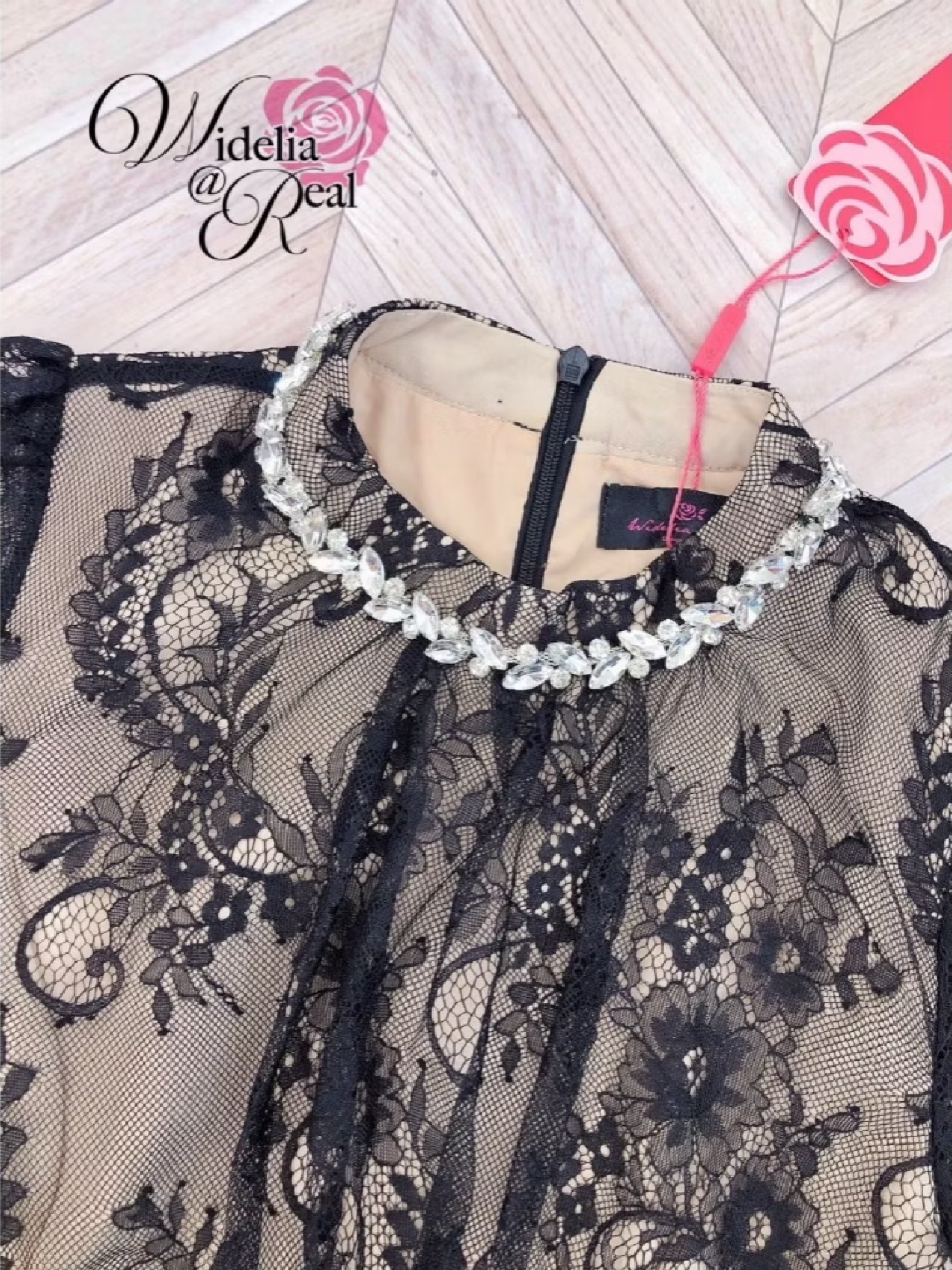 Maxi dress แม็กซี่เดรสตัวยาว แขนยาว คอเย็บเพชร ช่วงบนเนื้อผ้าลูกไม้เนื้อนิ่มใส่สบายผิวมาก ช่วงกระโปรงเป็นผ้ามุ้งเนื้อนุ่มใส่สบายผิวเช่นเดียวกัน ซิปหลัง ใส่สบาย : สินค้าคุณภาพ (พร้อมส่ง)