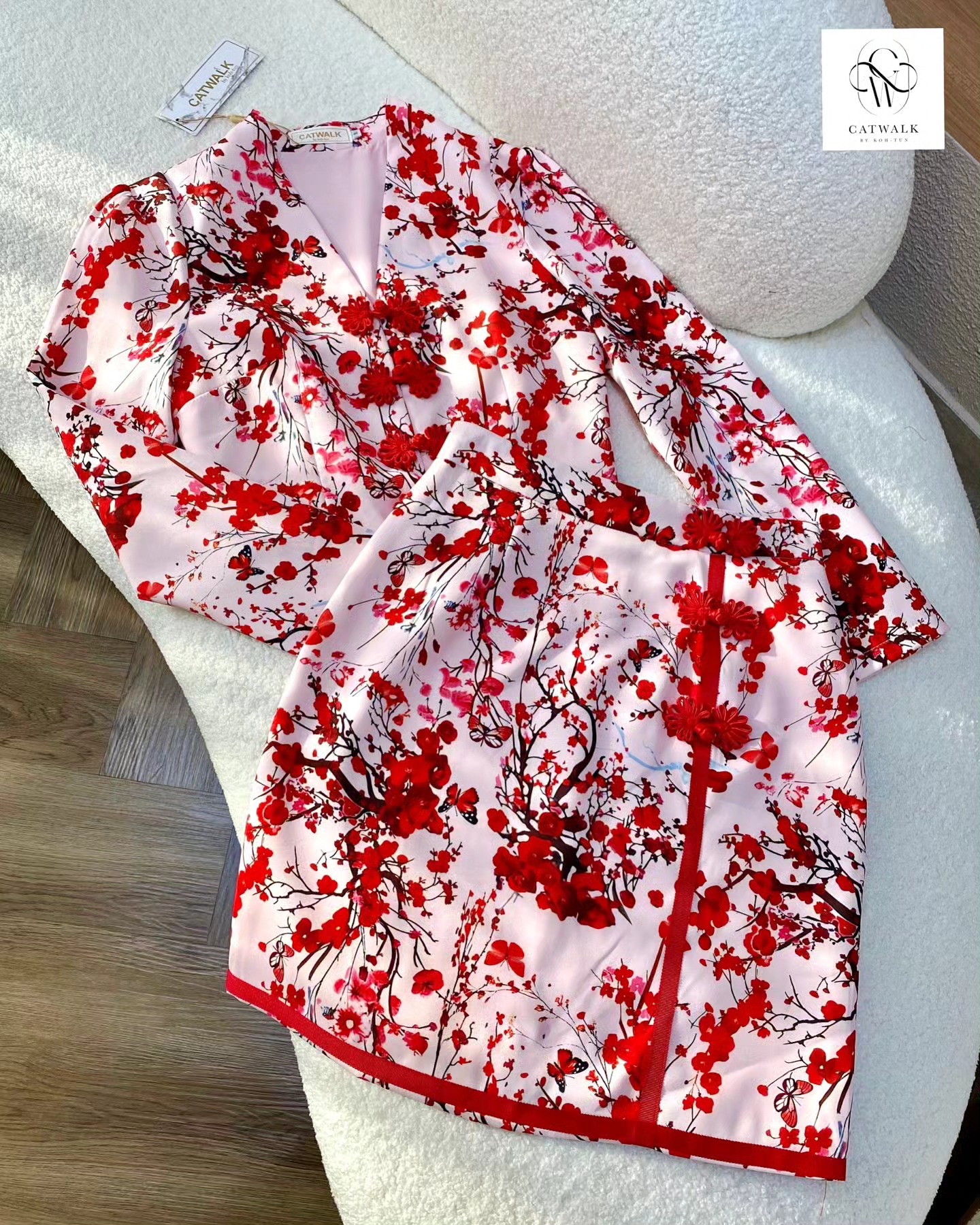 เซตกี่เพ้า คอวี+กระโปรงทรงสวย เนื้อผ้านุ่มใส่สบาย ปริ้นส์ลายดอกซากุระและผีเสื้อ ใส่สบาย สินค้าคุณภาพ (พร้อมส่ง)