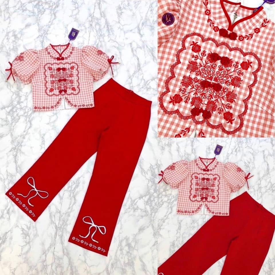 Set เสื้อกี่เพ้า + กางเกงขายาวสุดน่ารัก รุ่นนี้เนื้อผ้าดีมาก ทรงสวยเป๊ะ เป็นงานปัก ตัวเสื้อซิปหลัง แขนพองแต่งโบว์ กางเกงเอวสูงปลายขาแต่งโบว์ ใส่สบาย : สินค้าคุณภาพ (พร้อมส่ง)