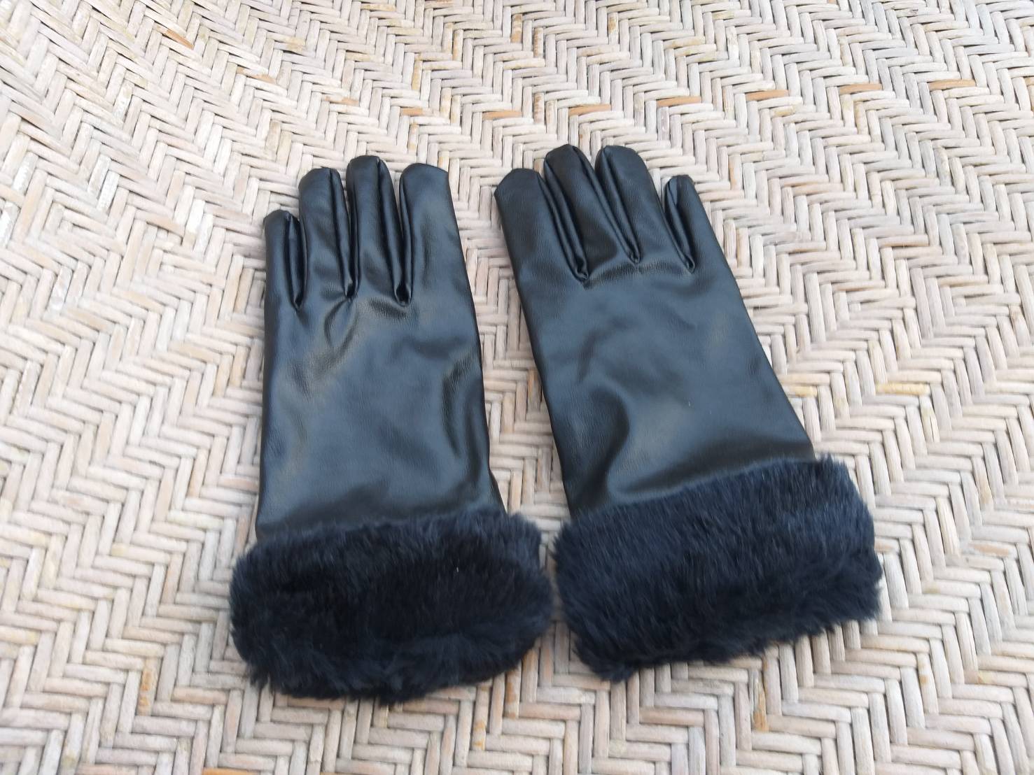 ถุงมือหนังสีดำ ข้อมือเฟอร์ (ของใหม่)