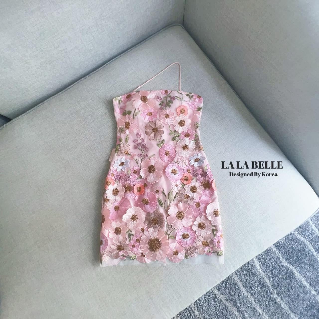 มินิเดรสดอกไม้ปักป๊อปอัพสามมิติทรงเกาะอกสายไข้วเฉียงอกเสริมฟองน้ำทรงชุดเข้สรูปเข้าทรงสวยมีซับในอย่างดี2ชั้น ใส่สบาย : สินค้าคุณภาพ (พร้อมส่ง)