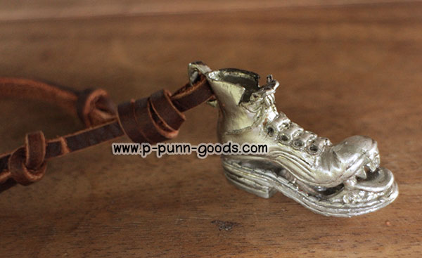 สร้อยหนัง จี้รองเท้าบูท