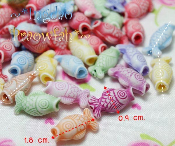 396mt ลูกปัดปลาคาร์ฟ ขนาด 0.9 x 1.8 ซม. คละสี (10 กรัม 18 ชิ้น)