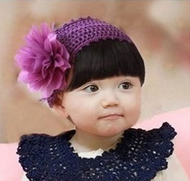 ผ้าคาดผมเด็กโครเชต์ มีผมหน้าม้าประดับดอกคาดด้านข้าง