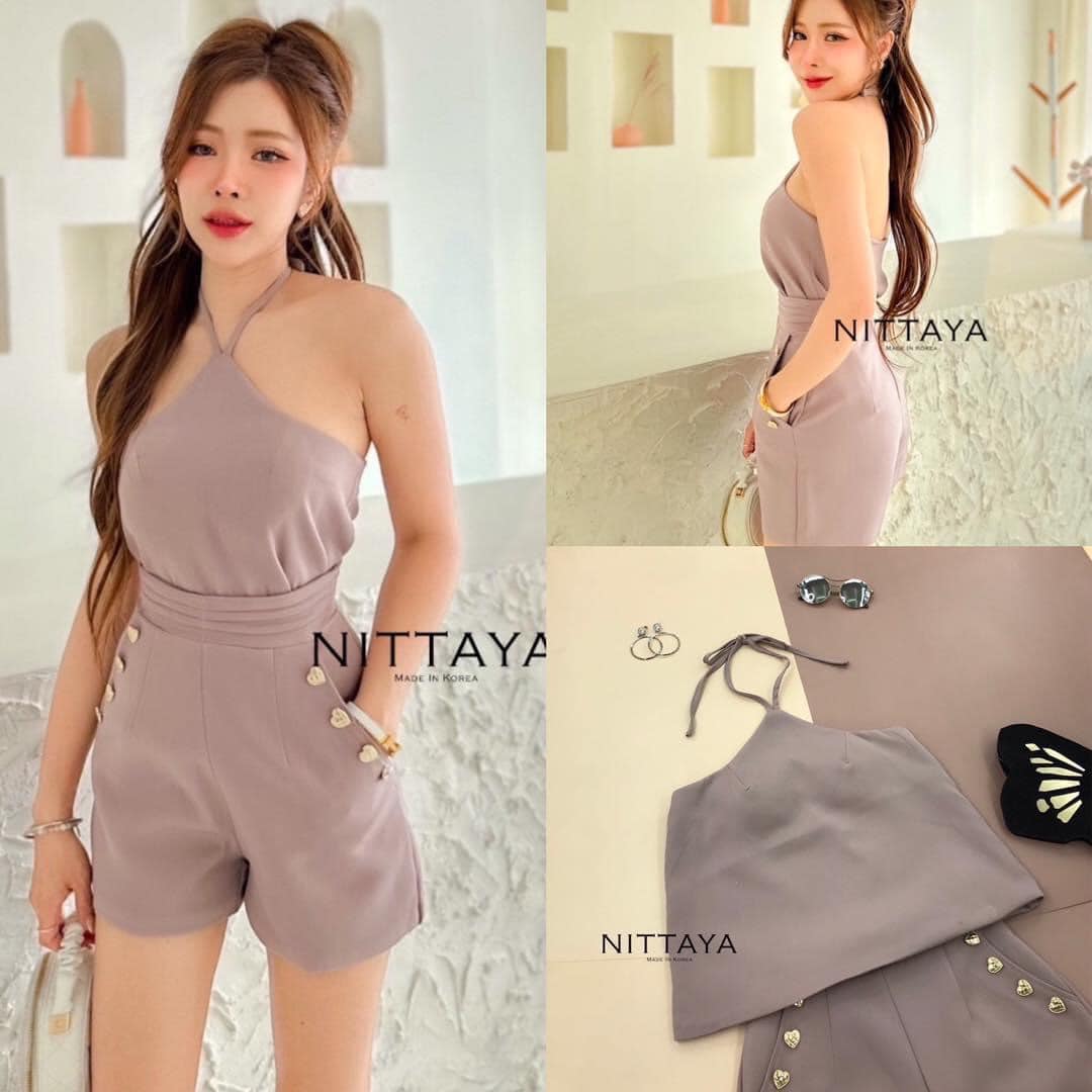 เชตเสื้อเว้าสายผูกคอ มาพร้อม กับกางเกงขาสั้น ตัวกางเกงจับเป็นชั้นๆ กระเป๋าล่วงใช้งานได้ แต่งกระดุมทอง สินค้าคุณภาพ (พร้อมส่ง)