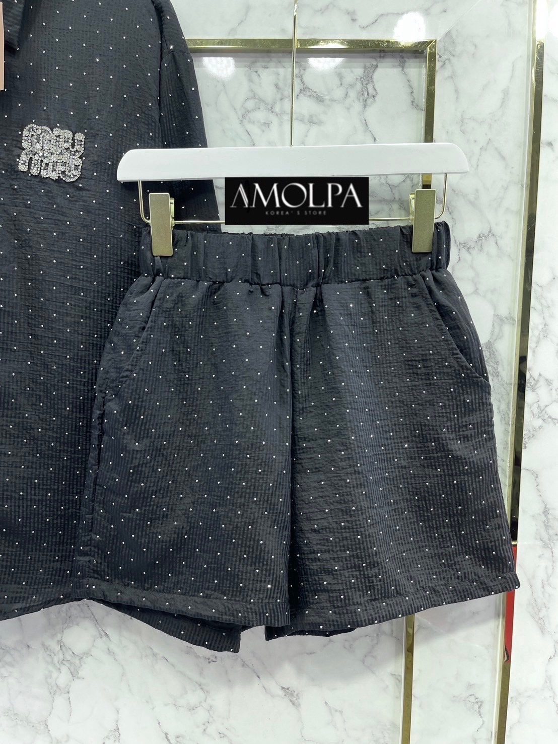 SET MIU MIU เพชรแน่นน งานใหม่ 2024SS ตัวเสื้อเป็นเชิ้ตMIU MIU เพชรแน่นทั่วตัว งานสวยม๊ากกก มาพร้อมกางเกงขาสั้น สินค้าคุณภาพ (พร้อมส่ง)