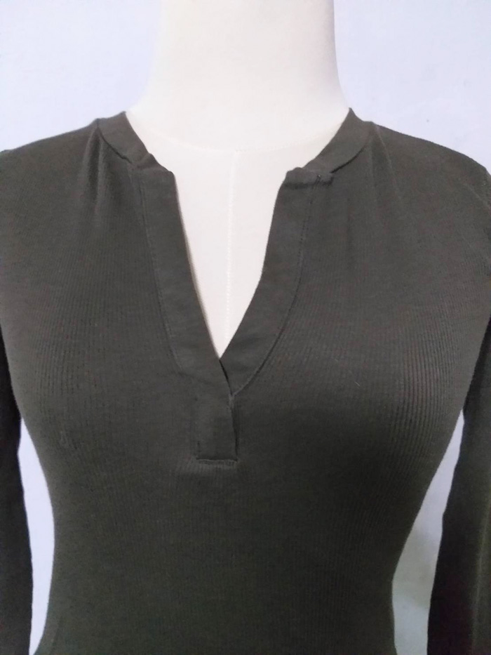 เสื้อยืดคอผ่า Uniqlo Sz S ผ้าดีมากกกก