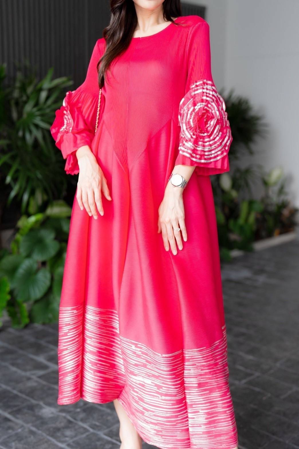 เดรสตัวยาวอัดพลีท คอกลม ทรงแขนตุ๊กตา แต่งพุ่มดอกกุหลาบชายแขน 🌹🌹เกรด Premium 👍🏻 ใส่สบาย : สินค้าคุณภาพ (พร้อมส่ง)