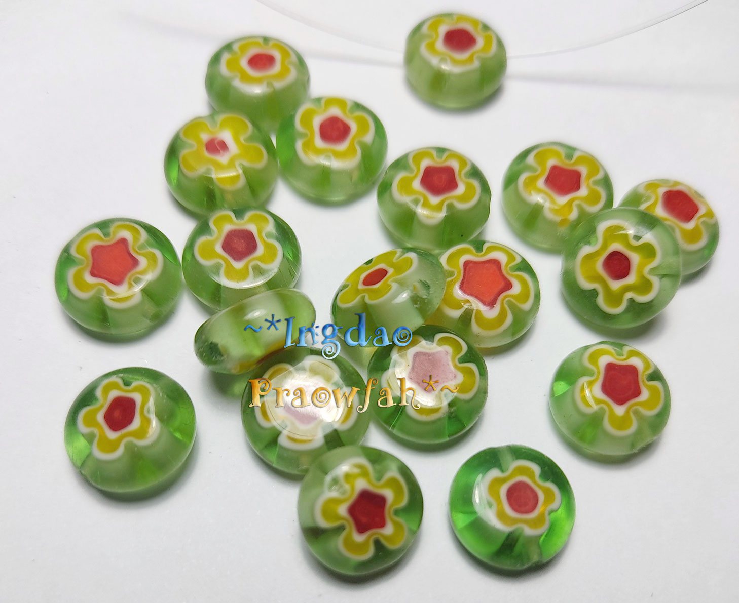 MLF1076gn ลูกปัด Millefiori ทรงดอกไม้สีเขียว แต้มลายดอกไม้เหลือง-แดง ขนาด=กว้าง 10 มิล. หนา 5 มิล. (ราคาต่อแพค/บรรจุ 4 ชิ้น)