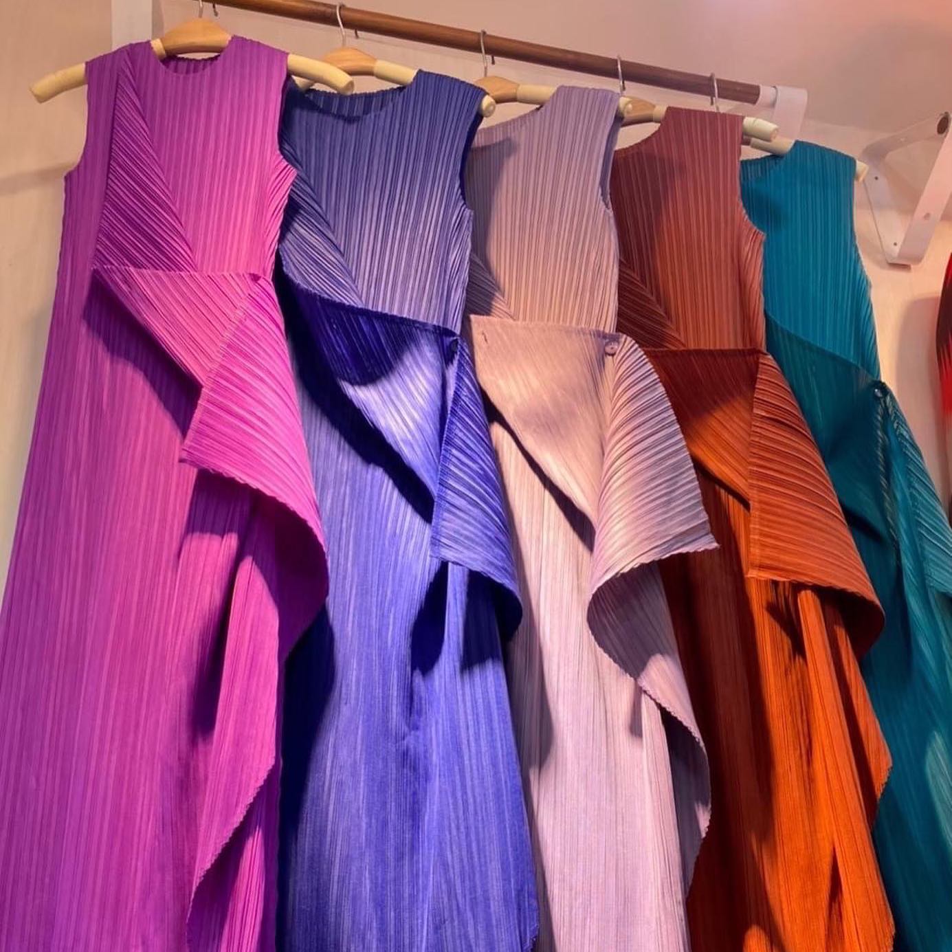 เดรสพลีทตัวยาว อัดพลีท 100% เนื้อเดียวกับงาน Brand งานเกาหลีแท้ 🇰🇷 ละเอียดสวยงาม High Quality ✔️ . สินค้าคุณภาพ (พร้อมส่ง)