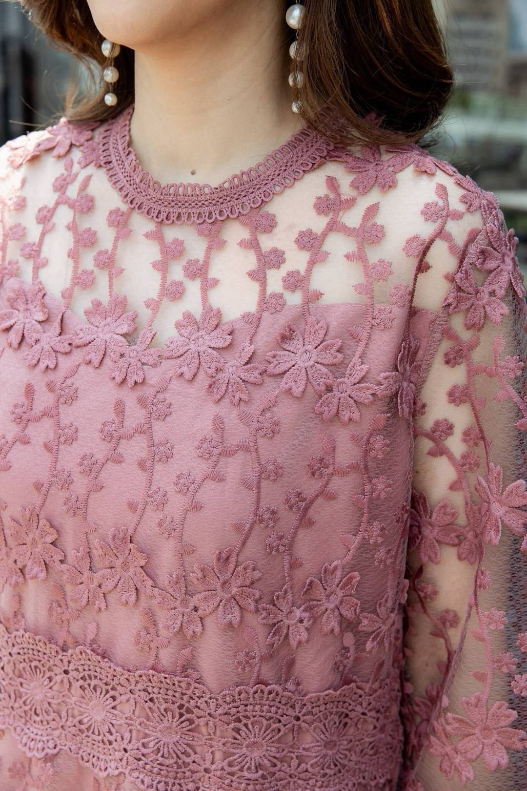 เดรสลูกไม้ผ้าออแกนซ่า ทำระบายเป็นชั้นๆ เดรสมีซับในทั้งตัว ซิปซ่อนด้านหลังง่ายต่อการสวมใส่ ใส่สบาย : สินค้าคุณภาพ (พร้อมส่ง)