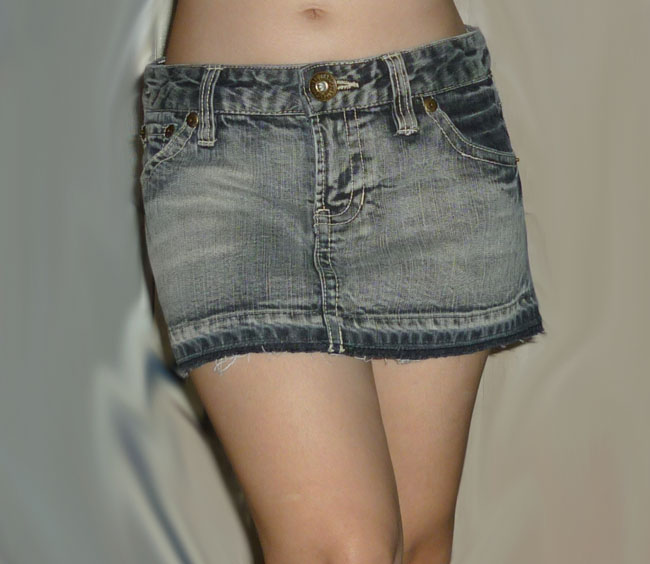 กระโปรงยีนส์ดีไซน์เซอร์ เซ็กซี่สั้นจิ๊ๆ จากญี่ปุ่น 32-38-10.5
