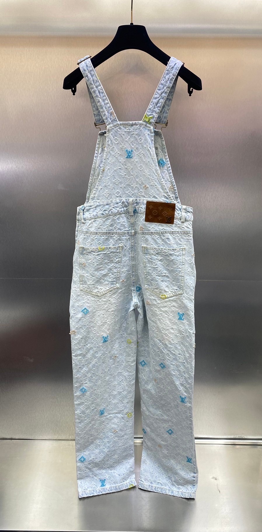 LV เอึ้ยมยีนส์คอลใหม่ สุด. งานมิลเลอร์ สวยสุดๆ งานดีสุด ลายmonogram ปักลายสวยปั้มนูนคมชัด : สินค้าคุณภาพ (พร้อมส่ง)