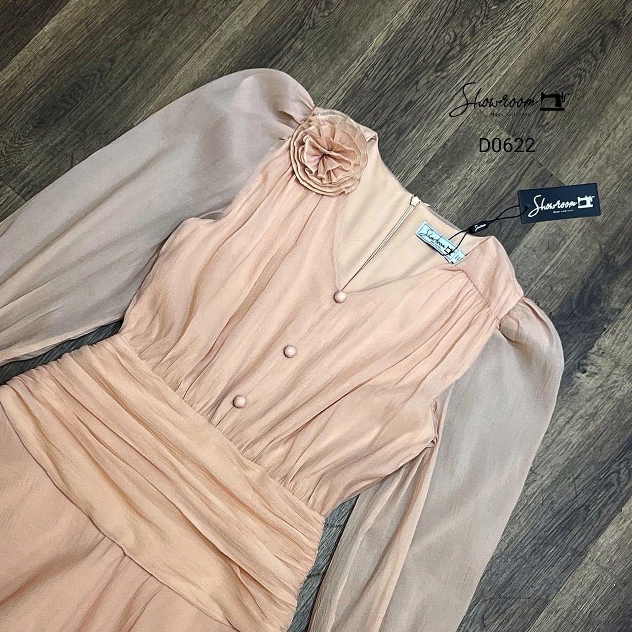 เดรสสไตล์ลูกคุณ มาพร้อมดอกไม้และโชคเกอร์อีก1เส้น ดีไซน์สวย มาในโทนสีชานม ใช้ผ้าอย่างดีในการตัดเย็บ บุซับ ช่วงกระโปรงซับในเป็นกางเกงนะคะ ใส่สบาย : สินค้าคุณภาพ (พร้อมส่ง)