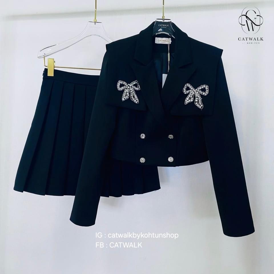 เซตเสื้อ ครอปสูทแต่งโบว์เพชร+กระโปรงจีบรอบ เนื้อผ้า เกรดเอ ใส่สบาย สินค้าคุณภาพ (พร้อมส่ง)