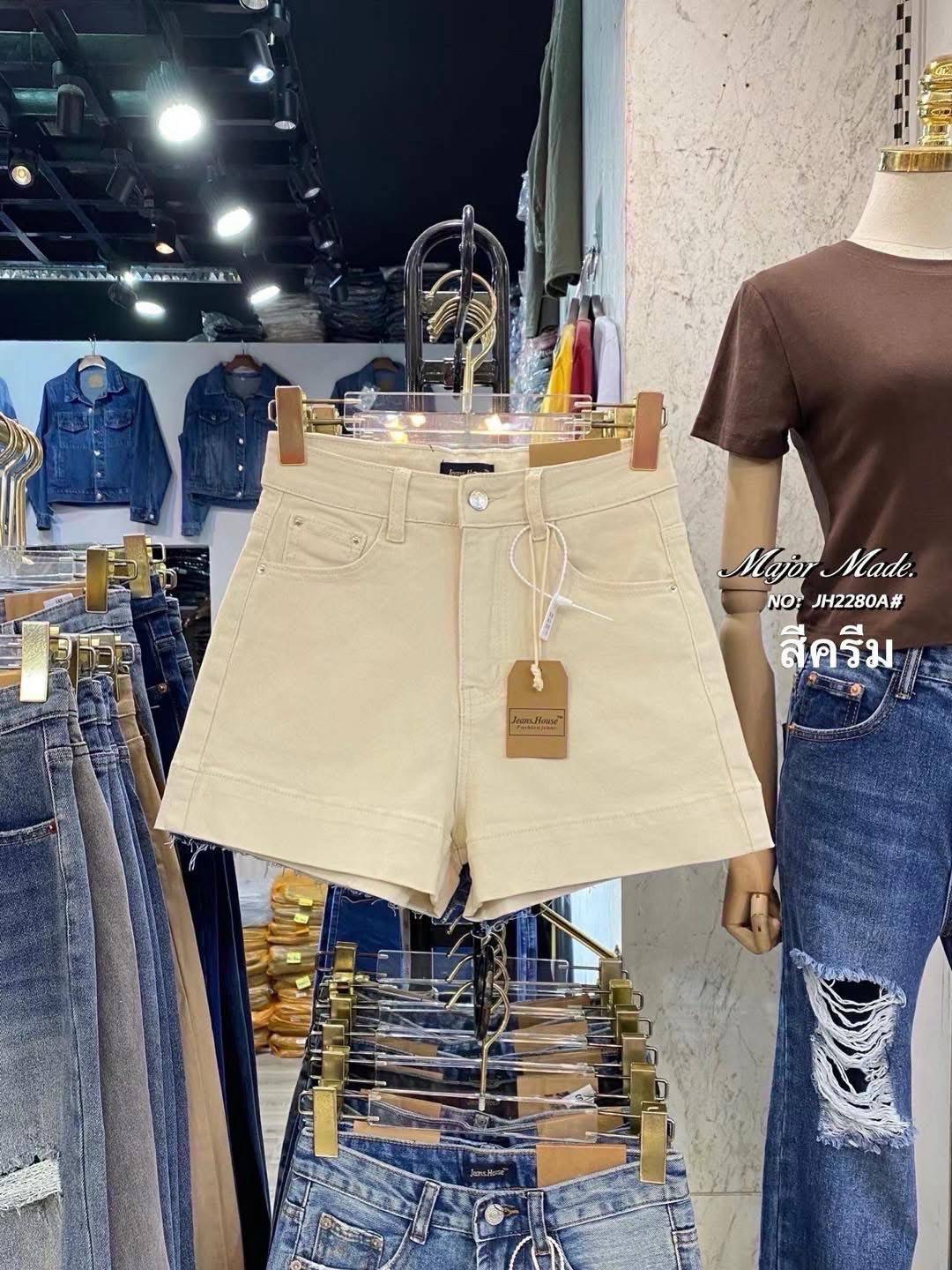 กางเกงยีนส์ขาสั้น ทรงเอวสูง รุ่นนี้บอกเลยทรงสวยมาก เนื้อผ้ายีนส์ยืด รุ่นนี้ทำจากผ้ายีนส์เนื้ออย่างดี ทรงเป๊ะมากๆๆ ใส่สบาย : สินค้าคุณภาพ (พร้อมส่ง)