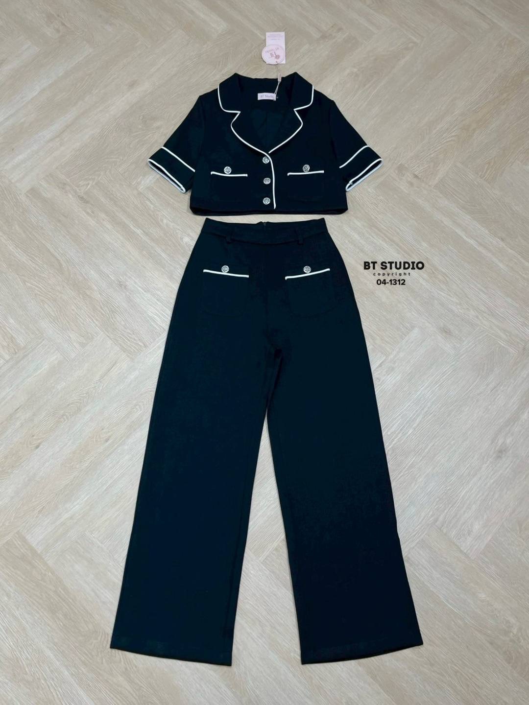 เซท 2 ชิ้น เสื้อเบเซอร์แขนสั้นคอปกกระดุมหน้า กระเป๋าใช้งานได้จริง แต่งแทบกุ้นติดกระดุมบนกระเป๋า มาพร้อมกางเกงขายาวกระเป๋าหน้าใช้งานได้จริง ใส่สบาย : สินค้าคุณภาพ (พร้อมส่ง)