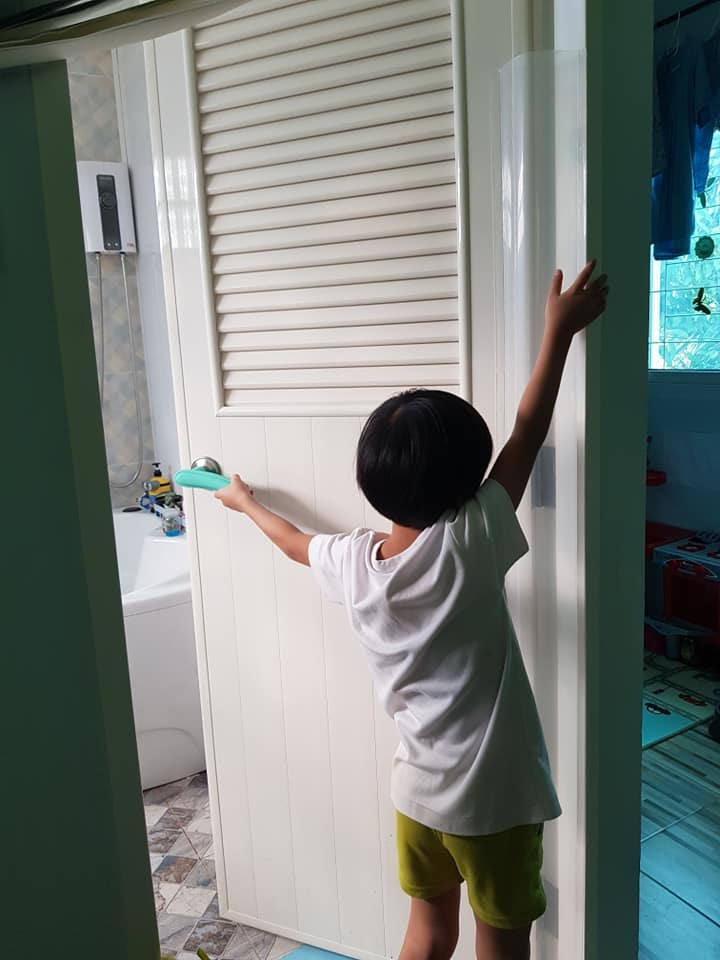 แผ่นปิดข้างประตู กันประตูหนีบนิ้วเด็ก มีแถบกาวในตัว NanaBaby ขนาด 160 x 17 ซม. (เก็บเงินปลายทางได้)