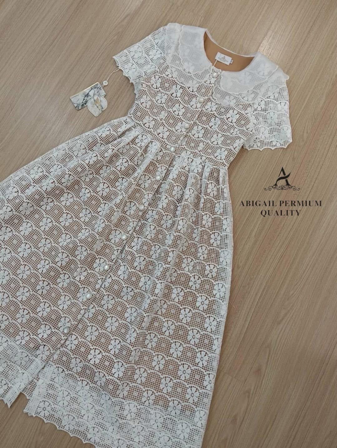 เดรสยาวผ้าลูกไม้ฉลุเกรดพรีเมียม ช่วงคอแต่งระบาย2ชั้น ซับในสีเนื้อผ้าหนาอย่างดี งานกระดุมหน้าเพื่อให้ง่ายต่อการสวมใส่ ทรงสวย ใส่สบาย : สินค้าคุณภาพ (พร้อมส่ง)