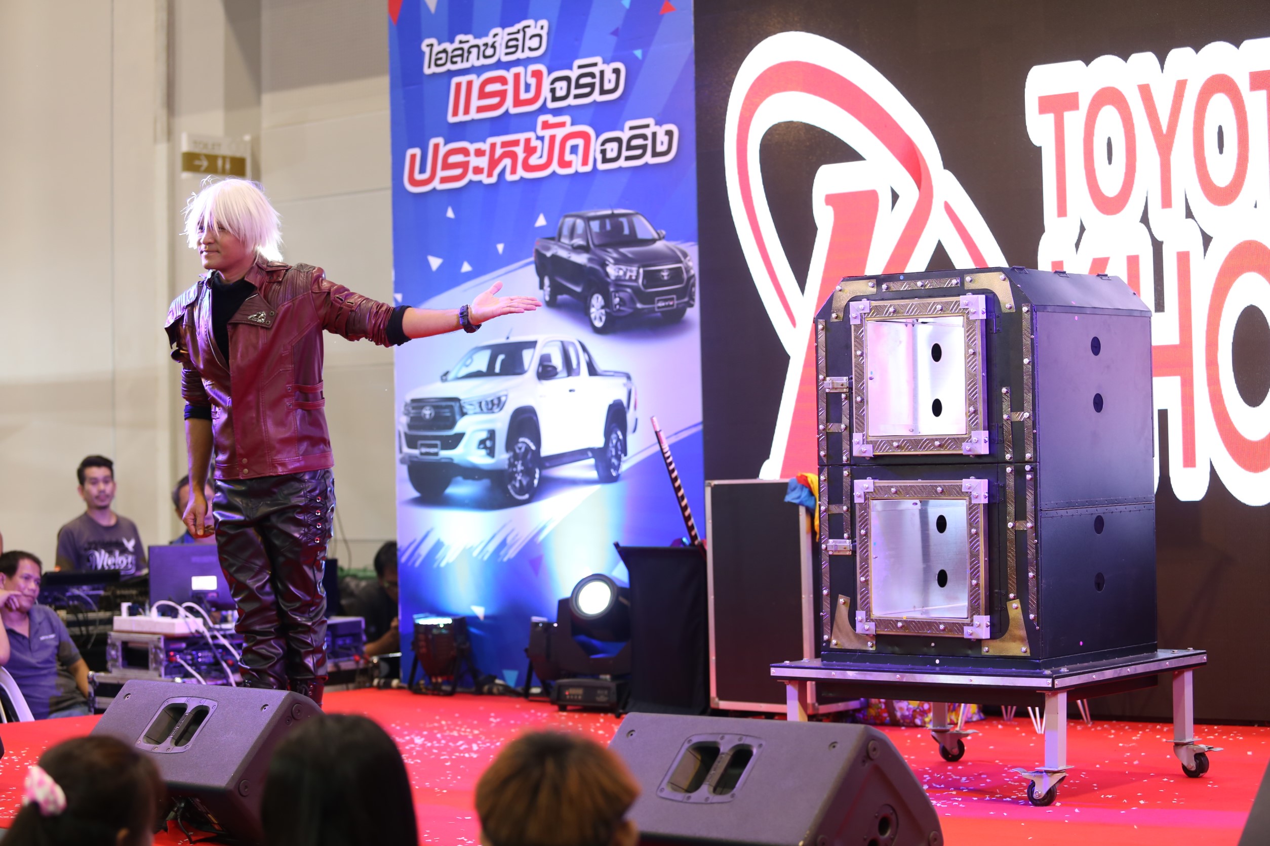 มายากล นักมายากล การแสดง โชว์ Magic Show "งาน HILUX REVO FESTIVAL 2019" 05/07/2562