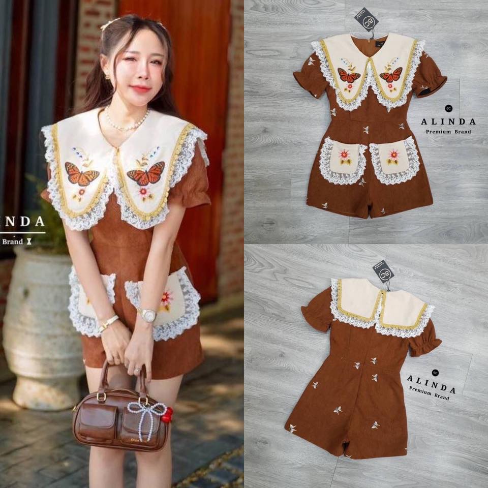 จั๊มสูทสั้นผ้ายีนส์สีน้ำตาลช็อกโกแล็ต แต่งคอปกและกระเป๋าหน้าด้วยผ้าลายสก็อตสีแดงตัดขอบลูกไม้สีขาว เนื้อผ้าจะมีลายปักดอกไม้ในตัวนะคะ ใส่สบาย : สินค้าคุณภาพ (พร้อมส่ง)