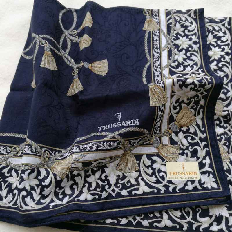 ผ้าเช็ดหน้า TRUSSARDI ผ้าดีมาก อย่างหรู
