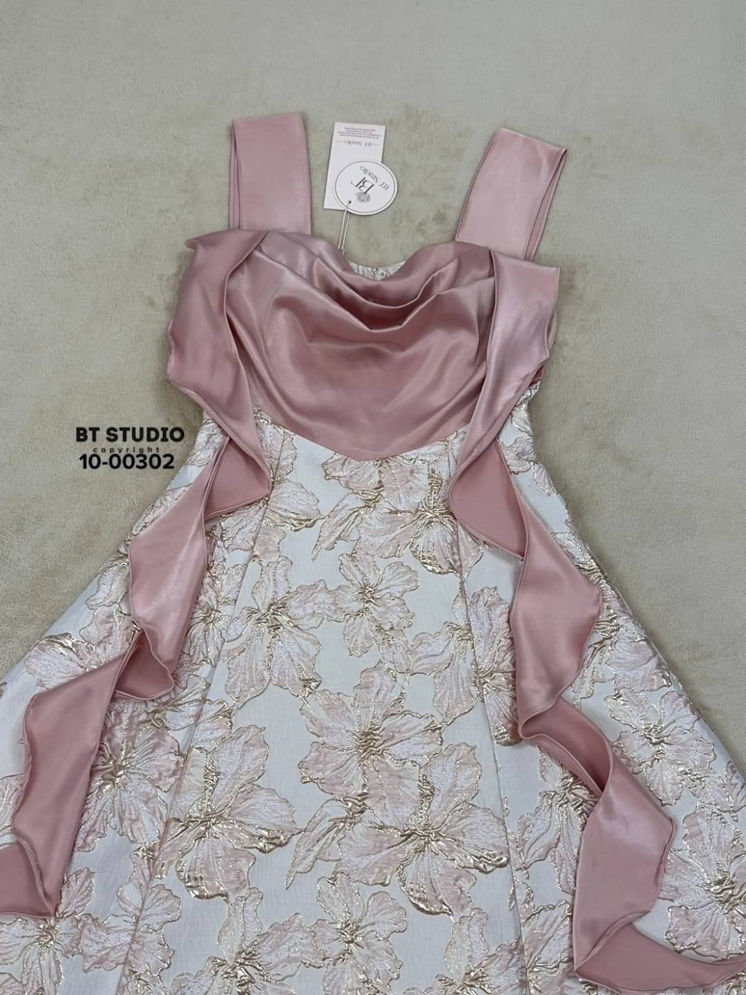 เดรสยาวสายเดี่ยวดีเทลแต่งระบายช่วงอกตรงกลางถ่วงด้านข้างแต่งระบายชายห้อย งานเนื้อผ้าซาตินตัดด้วยผ้าทอลายงานสวยเนื้อผ้าดีมีซับใน คัตติ๊งสวยมาก ใส่สบาย : สินค้าคุณภาพ (พร้อมส่ง)