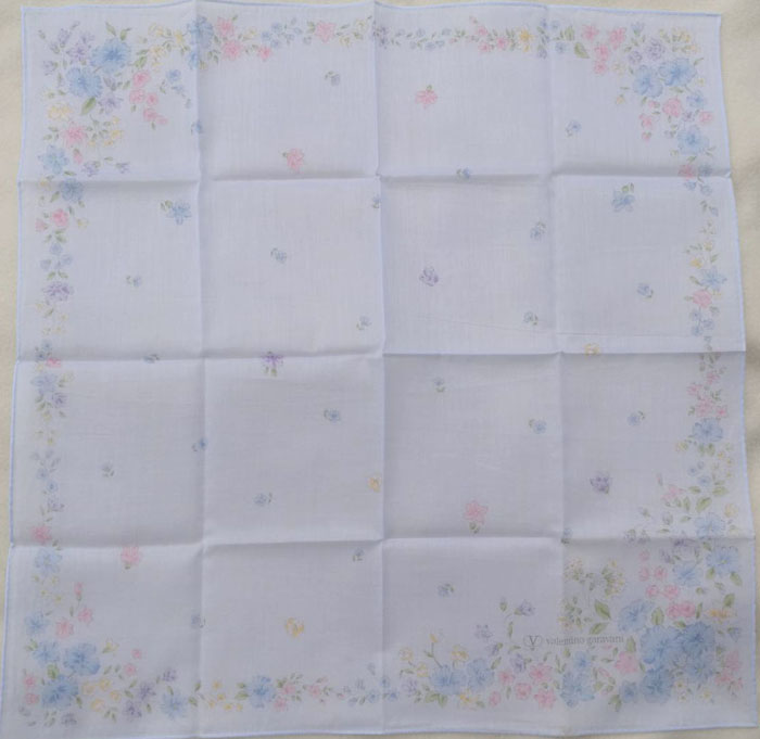 ผ้าเช็ดหน้า Valentino Garavani สวยหวาน