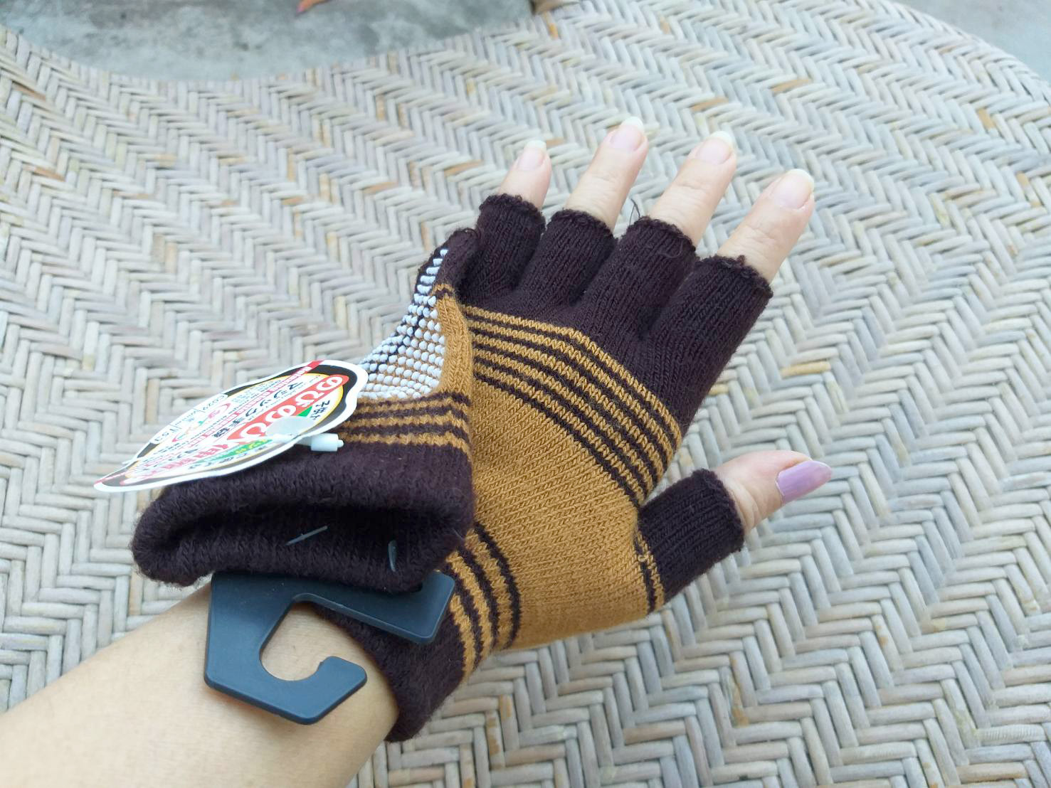 ถุงมือไหมพรมครึ่งท่อน (ของใหม่)