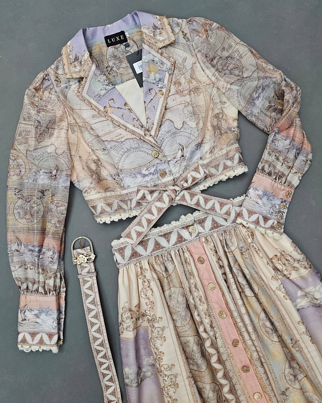 เซ็ตเสื้อเชิ้ตคร็อปเอว คอปกแขนยาวปลายแขนพอง จับคู่กับกระโปรงยาวผ่าหน้า แต่งลูแไม่ สินค้าคุณภาพ (พร้อมส่ง)