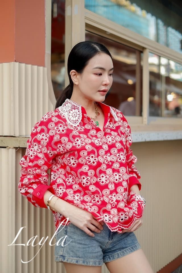 เสื้อเชิ้ตปักฉลุโชว์ลายเชิงสวยๆ คอปกลูกไม้หวานๆ แต่งกระดุมเพชร ทรงโอเว่อร์ไซส์นิดๆ ใส่สบาย : สินค้าคุณภาพ (พร้อมส่ง)