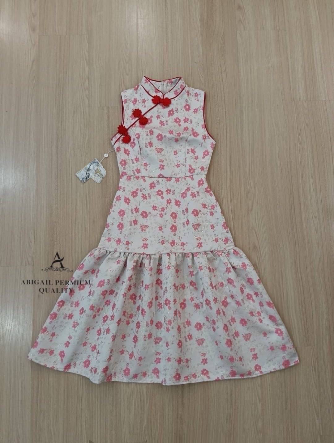 กี่เพ้า เสื้อแขนกุดคอกุ๊น ผ้าทอลายดอกชาย กระโปรงจับจีบระบายรอบ งานสวยเป๊ะ ใส่สบาย : สินค้าคุณภาพ (พร้อมส่ง)