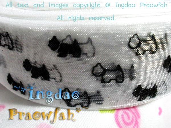 RB0004wh ริบบิ้นผ้าแก้วลายน้องหมาสีขาว หน้ากว้าง 2.5 ซม. (ราคาต่อ 1 เมตร)