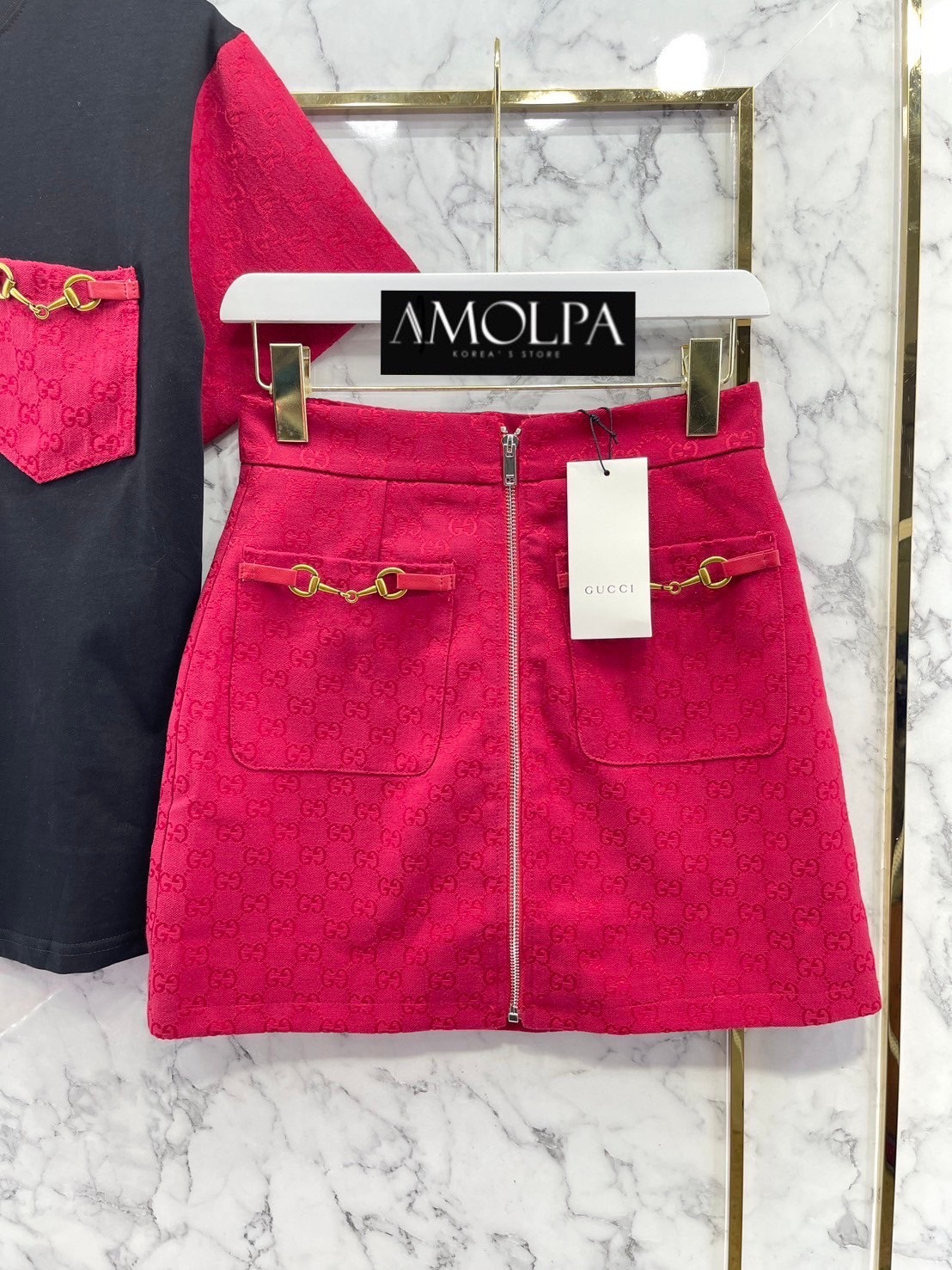 SET GG งานใหม่ 2024SS ตัวเสื้อแขนสั้นต่อแขนผ้าทอGGสีแดง แต่งอะไหล่ HORSEBIT มาพร้อมกระโปรง ผ้าทอแดงGG แต่งอะไหล่ HORSEBIT ใส่เข้ากันลง ใส่สบาย สินค้าคุณภาพ (พร้อมส่ง)