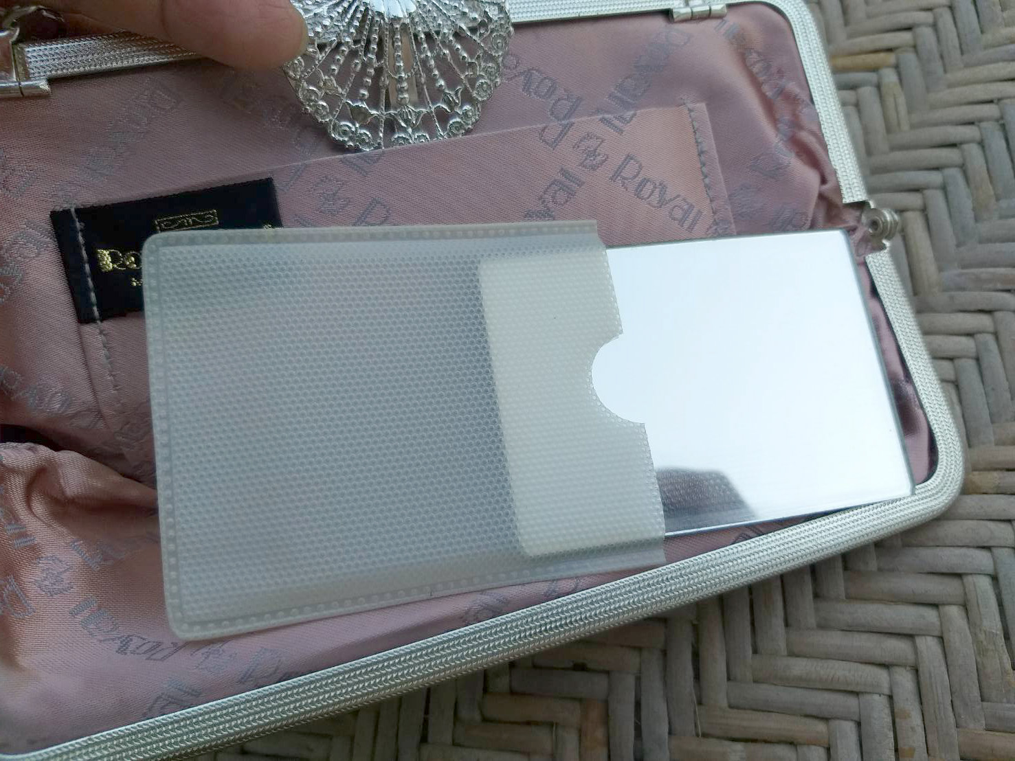 กระเป๋าหรูออกงานเกล็ดโลหะเงิน Royal Mesh Made in JAPAN